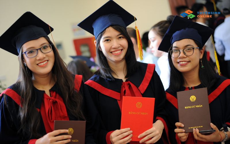 Học văn bằng 2 từ xa là chương trình đào tạo dành cho người có ít nhất một bằng đại học. 