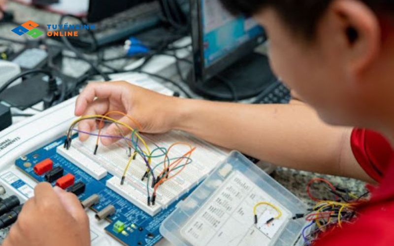 Đào tạo đại học từ xa ngành Kỹ thuật Điện tử Viễn thông PTIT là gì?