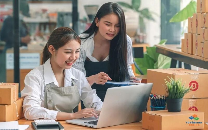 Ai phù hợp với chương trình học cao đẳng logistics từ xa?